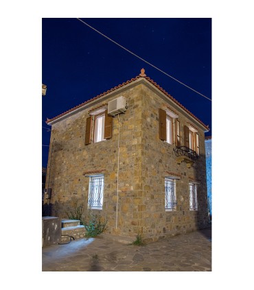 Σπίτι από φυσική πέτρα στο κέντρο ενός νησιού του Αιγαίου